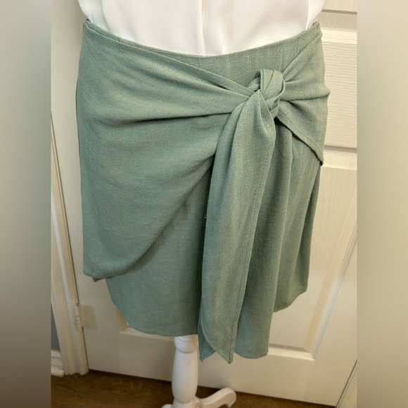 💦”Blue Rain” NWT Elegant Sage Green Wrap Detail Zip Back Mini Skirt💧 - Picture 3 of 11